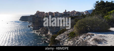 Die Skyline der Altstadt von Bonifacio, die Stadt an der Südspitze der Insel gebaut auf der Spitze des weissen Kalkfelsen mit Blick auf die Straße von Bonifacio Stockfoto