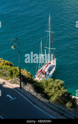 Segelboote im Hafen von Bonifacio in der Bucht von Figari, einem ertrunken Schlucht ein Fjord - wie Aussehen vom Meer getrennt durch eine Landzunge Stockfoto