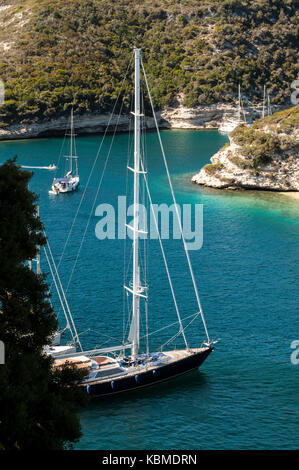 Segelboote im Hafen von Bonifacio in der Bucht von Figari, einem ertrunken Schlucht ein Fjord - wie Aussehen vom Meer getrennt durch eine Landzunge Stockfoto