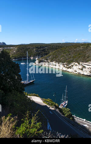 Segelboote im Hafen von Bonifacio in der Bucht von Figari, einem ertrunken Schlucht ein Fjord - wie Aussehen vom Meer getrennt durch eine Landzunge Stockfoto