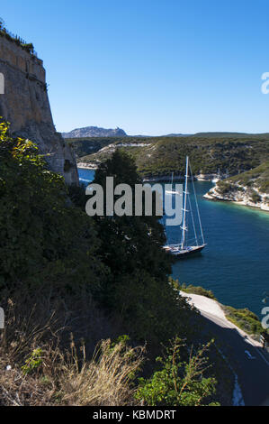 Segelboote im Hafen von Bonifacio in der Bucht von Figari, einem ertrunken Schlucht ein Fjord - wie Aussehen vom Meer getrennt durch eine Landzunge Stockfoto