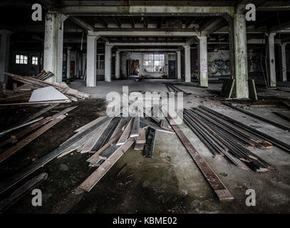 Alte Fabrik mit Holz auf dem Boden Stockfoto