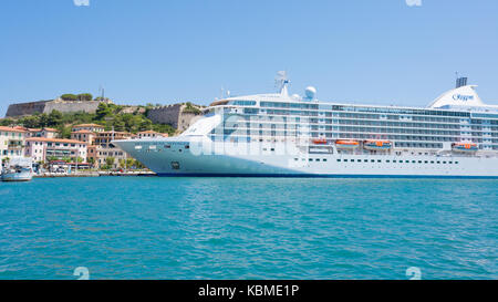 Italienische Mittelmeer Kreuzfahrt Urlaub: Seven Seas Voyager, einem luxuriösen Kreuzfahrtschiff für Regent Seven Seas Cruises im Hafen von Portoferraio verankert, Toskana Stockfoto