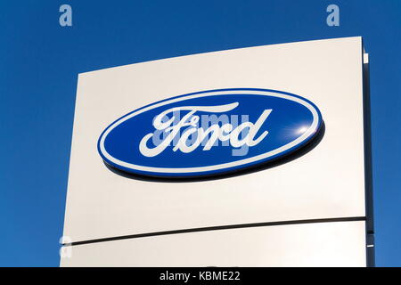 Prag, tschechische Republik - 29 September: Ford Motor Company Logo auf der Händlerniederlassung Gebäude am 29. September 2017 in Prag. Ford und Lyft wird togethe arbeiten Stockfoto