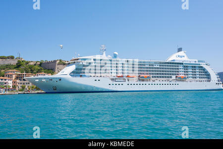 Italienische Mittelmeer Kreuzfahrt Urlaub: Seven Seas Voyager, einem luxuriösen Kreuzfahrtschiff für Regent Seven Seas Cruises im Hafen von Portoferraio verankert, Toskana Stockfoto