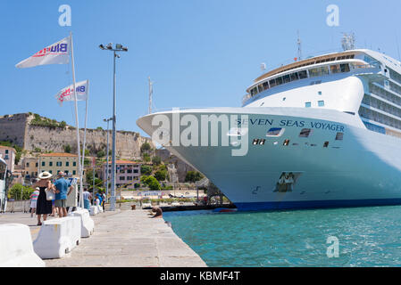 Italienische Mittelmeer Kreuzfahrt Urlaub: Seven Seas Voyager, einem luxuriösen Kreuzfahrtschiff für Regent Seven Seas Cruises im Hafen von Portoferraio verankert, Toskana Stockfoto