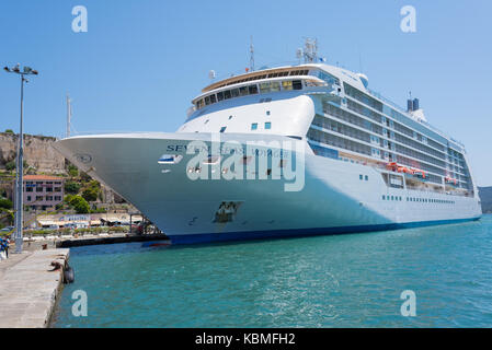 Italienische Mittelmeer Kreuzfahrt Urlaub: Seven Seas Voyager, einem luxuriösen Kreuzfahrtschiff für Regent Seven Seas Cruises im Hafen von Portoferraio verankert, Toskana Stockfoto