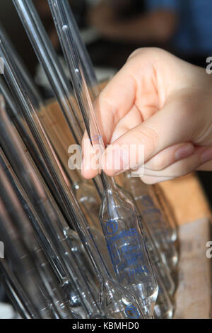 Hand Aufnehmen einer Glaspipette Stockfoto