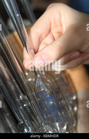 Hand Aufnehmen einer Glaspipette Stockfoto