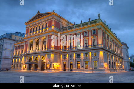 Großer Saal der Wiener Musikverein, Wiener Musik Verband, der Heimat des Philharmonischen Orchesters bei Nacht, Wien, Österreich, HDR Stockfoto
