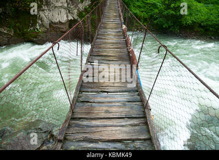 Wackeligen Fuß Brücke über White Water Stockfoto