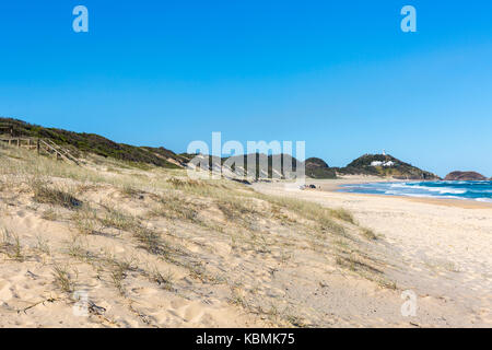 Leuchtturm Strand mit Sugarloaf Point Lighthouse in der Ferne bei Seal Rocks, Mitte der Nordküste von New South Wales, Australien Stockfoto