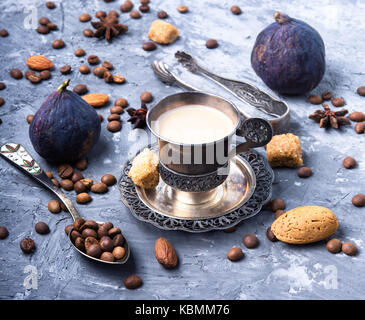 Stilvolle metallic Kaffee Tasse auf einem Kaffee Hintergrund Stockfoto