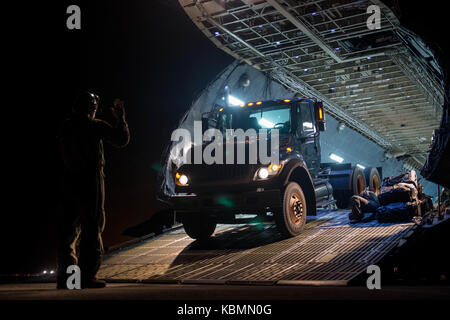 Ein Sattelschlepper Rücken auf eine C-5 Galaxy Flugzeug zu Travis Air Force Base, Calif. zugewiesen, um eine 47.000 Pfund Generator zu befestigen Stockfoto