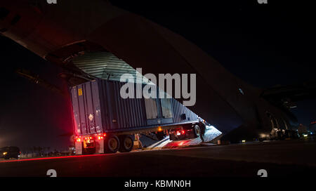 Ein Sattelschlepper Rücken auf eine C-5 Galaxy Flugzeug zu Travis Air Force Base, Calif. zugewiesen, um eine 47.000 Pfund Generator zu befestigen Stockfoto