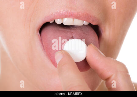 Nahaufnahme der jungen Frau, die Einnahme von Medizin Pille Stockfoto