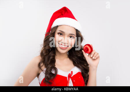 Gerne hübsche Frau im roten Kleid und Santa Claus hat auf weißem Hintergrund Stockfoto