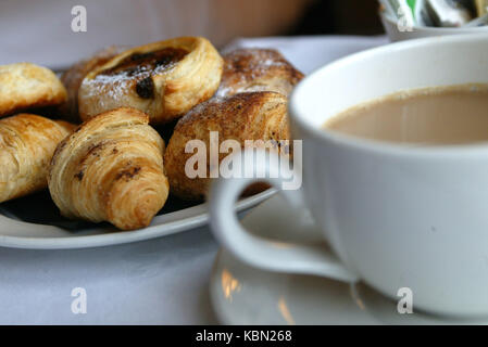 Frühstück, Kaffee und Croissants und Gebäck Stockfoto