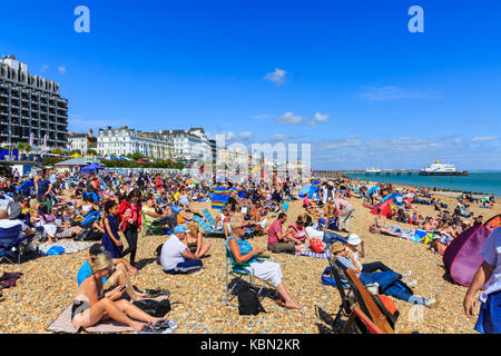 Familien, Leute am belebten und überfüllten Eastbourne Strand an einem heißen und sonnigen Sommertag, Eastbourne UK Stockfoto