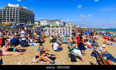 Familien, Leute am belebten und überfüllten Eastbourne Strand an einem heißen und sonnigen Sommertag, Eastbourne UK Stockfoto