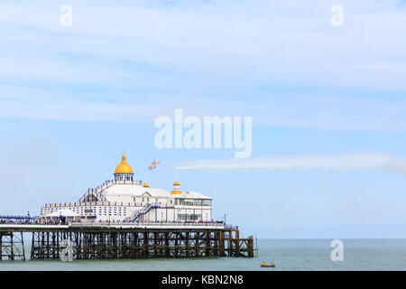 Breitling Wingwalkers Kunstflug- und Wingwalker-Team über Eastbourne Pier Teil von Airbourne, Eastbourne Air Show 2017, Großbritannien Stockfoto