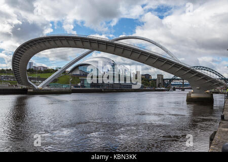 Millennium Bridge im Prozess der Öffnung auf Kai Newcastle-upon-Tyne Stockfoto