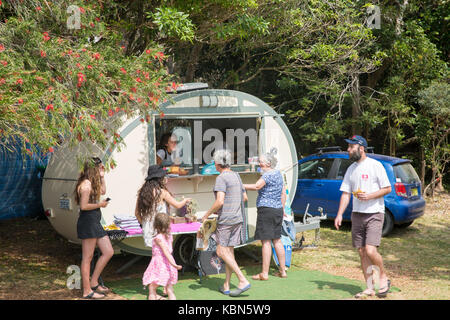 Umgebauter Caravan, Single Fin Coffee Shop Café in Seal Rocks, beliebtes Feriendorf an der mittleren Nordküste von New South Wales, Australien Stockfoto