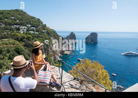 Capris iconic Anblick ist die dramatische Faraglioni, drei hoch aufragenden Felsformationen, die aus der Mediterranen ragen direkt an die Küste der Insel. Stockfoto