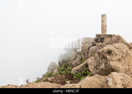 Oben auf dem Pico de La Zarza, der höchste Berg in Fuerteventura. Es ist sehr oft in Wolken sogar am Morgen eingepackt. Nach links geht es Ste Stockfoto