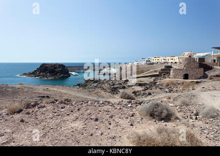 Raue Küstenlinie und Hafen in El Cotillo, Fuerteventura Stockfoto