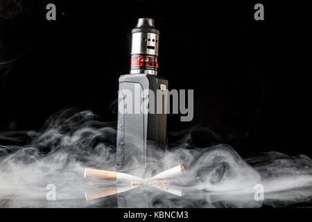 Moderne Vaporizer im Vergleich zu alten Tabak Zigarette Stockfoto