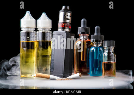 Moderne Vaporizer im Vergleich zu alten Tabak Zigarette in Rauch Stockfoto