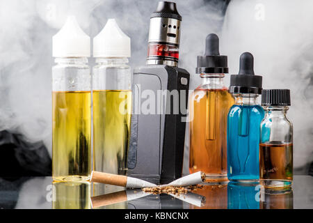 Moderne Vaporizer im Vergleich zu alten Tabak Zigarette in Rauch cloud Stockfoto