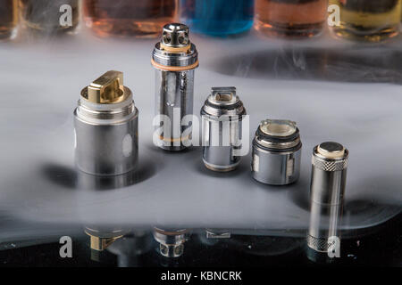 Elektronische Zigarette Clearomizer Spulen in Rauch cloud Stockfoto