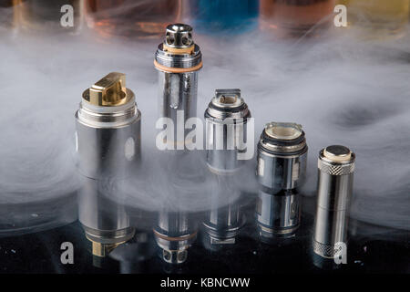 Elektronische Zigarette Clearomizer Spulen in Rauch cloud Stockfoto