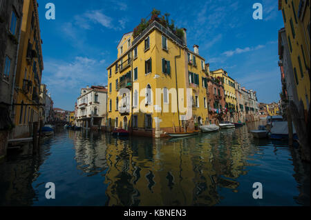 Eine klassische Ansicht von Venedig mit einem gelben Haus in den Kanal wider Stockfoto