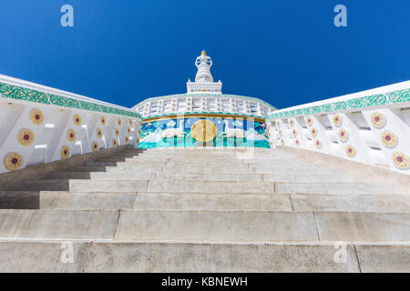 Blick auf die hohen Shanti Stupa mit schönen Himmel, der große Stupa in Leh und eine aus den besten buddhistischen Stupas - Jammu und Kaschmir - ladakh - Indien Stockfoto