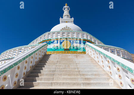 Blick auf die hohen Shanti Stupa mit schönen Himmel, der große Stupa in Leh und eine aus den besten buddhistischen Stupas - Jammu und Kaschmir - ladakh - Indien Stockfoto