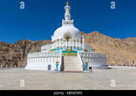 Blick auf die hohen Shanti Stupa mit schönen Himmel, der große Stupa in Leh und eine aus den besten buddhistischen Stupas - Jammu und Kaschmir - ladakh - Indien Stockfoto