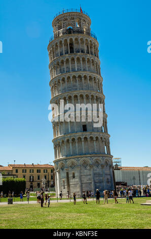 Pisa, Italien - 17. August 2014: Der Schiefe Turm von Pisa in Pisa, Toskana, Italien. Stockfoto