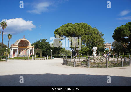 Die südlichen Exedra und die Fontäne in der Mitte der Villa Giulia Park (Villa del Popolo, der Villa Flor) in Palermo, Sizilien, Italien Stockfoto
