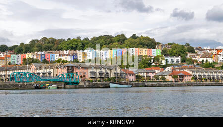 BRISTOL ENGLAND STADTZENTRUM HARBOURSIDE HOTWELLS FLUSS AVON farbige Häuser neben dem Hafen und von Bäumen gesäumten Hügel Stockfoto