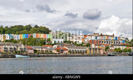 BRISTOL ENGLAND STADTZENTRUM HARBOURSIDE HOTWELLS FLUSS AVON Reihen von bunten Häuser neben dem Hafen und von Bäumen gesäumten Hügel Stockfoto