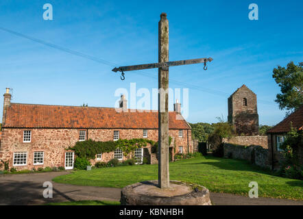 Sonnigen Tag in Stenton Village Green, East Lothian, Schottland, Großbritannien mit roten Schutt Steinhütten, dovecot und den alten Markt Waage Stockfoto