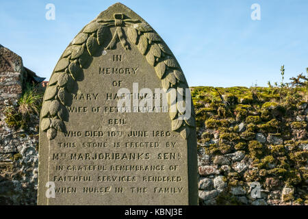 Nahaufnahme eines Grabsteins zur Erinnerung an eine treue Krankenschwester im Dorf Stenton, East Lothian, Schottland, Großbritannien Stockfoto