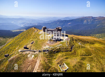 Alten, verlassenen Sternwarte auf Pip Ivan in Karpaten, Ukraine Stockfoto