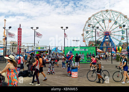 Boardwalk Amusement Park mit der berühmten Wonder Wheel in Coney Island. Stockfoto