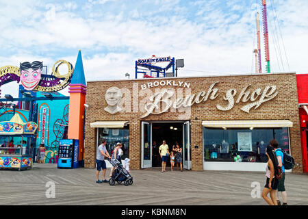 Souvenirladen am Strand auf Coney Island, Brooklyn Board Walk. Stockfoto