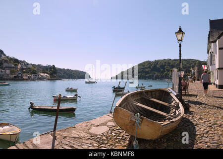 Am frühen Abend in der bayard Cove, Dartmouth, Devon, Großbritannien mit Dartmouth Castle und kingswear Castle in der Ferne, wo Mündung das Meer trifft. Stockfoto