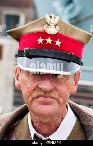 England, Chatham. Ältere re-Enactor als polnischer Offizier mit der russischen Streitkräfte während des Zweiten Weltkriegs bekleidet. Kopf und Schultern. Auge - Kontakt. Stockfoto